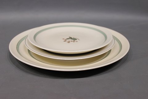 Royal Copenhagen "Hjertegræs" plates, no.: 884/9483, -9581 and - 9628.
Great condition
