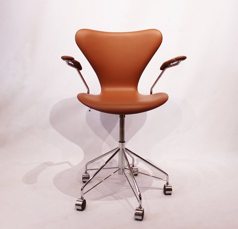 Syver kontorstol - Model 3217 - Cognac Klassisk Læder - Arne Jacobsen - Fritz 
Hansen