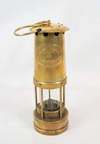 E Thomas and Williams ltd. cambrian lantern oil lamp in brass from the 1960s. 
5000m2 showroom.
