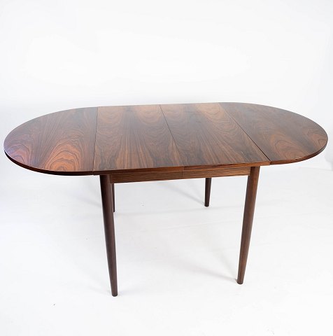 Dining table with extensions, in rosewood designed by Arne Vodder from the 
1960s. 
5000m2 showroom.