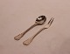 Jam spoon and meat fork in the pattern Rosenborg by A. Michelsen and of 
hallmarked silver.
Great condition
