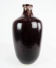 Ceramic vase with bordeaux glase by the artist Henning Nilsson for Häganäs in 
1987.
5000m2 showroom.
